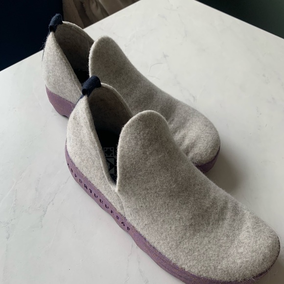 Asportuguesas cream and purple shoes. Size 38. (7.5) amazing condition. - Picture 2 of 5